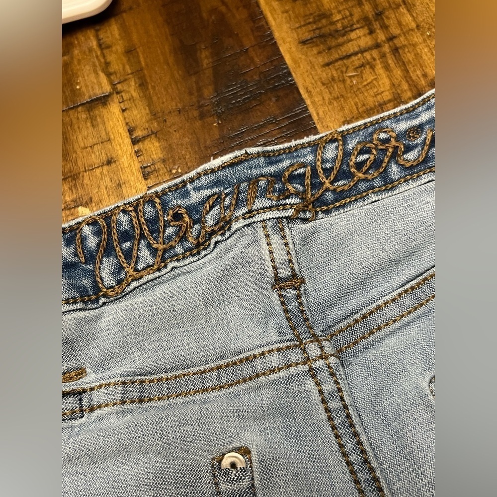 WRANGLER Retro Distressed Jean cutoff Shorts light rinse 28”. - Picture 7 of 10